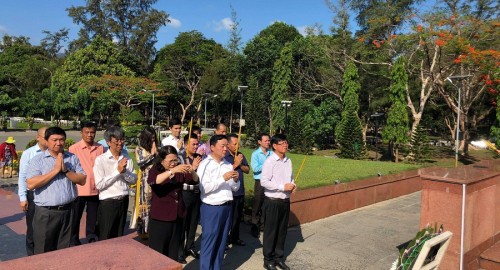 Minister: Tran Hong Ha visited Hang Duong Con Dao Cemetery