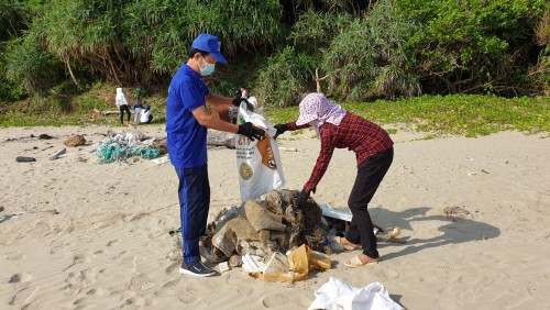 Câu lạc bộ bảo vệ môi trường Côn Đảo thu gom rác thải