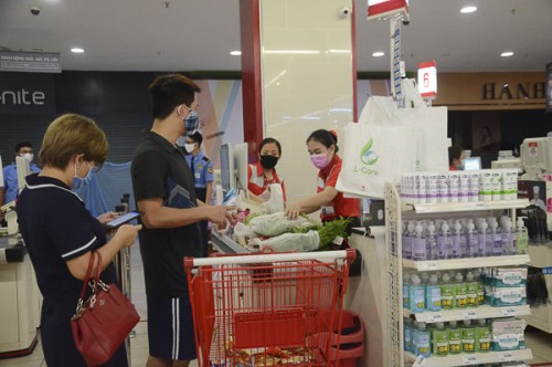 images1614854 ng i d n n si u th lotte mart v ng t u mua s m tu n th vi c eo kh u trang v ng gi n c ch 2m ch n l t thanh to n ti n h ng