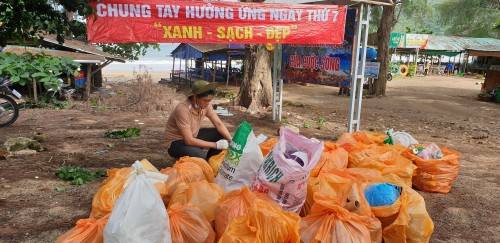 Ra quân dọn vệ sinh bãi biển hưởng ứng Ngày thứ Bảy "Xanh - sạch - đẹp"