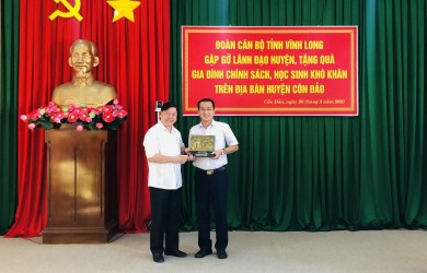 Secretary of Vinh Long province visits and presents gifts to families in treatment policy in Con Dao island