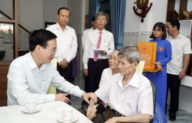 Chủ tịch nước thăm gia đình cựu tù chính trị và người có công tại Côn Đảo