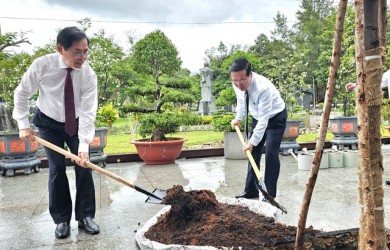 Chủ tịch nước Võ Văn Thưởng viếng, dâng hương và trồng cây lưu niệm tại Nghĩa trang Hàng Dương