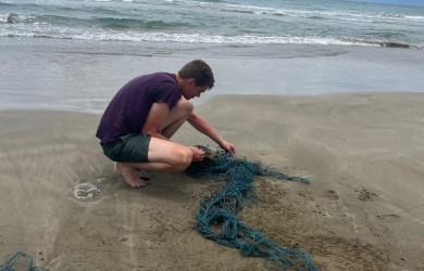 Côn Đảo: Du khách quốc tế giải cứu một cá thể đồi mồi quý hiếm bị mắc kẹt trong đám lưới