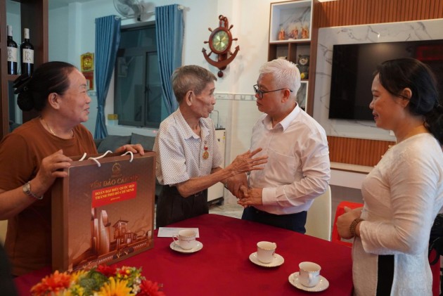 Đoàn đại biểu Quốc hội TP HCM dâng hương tưởng niệm các Anh hùng liệt sĩ và thăm gia đình chính sách tại Côn Đảo 16/07/2025 - 22:01