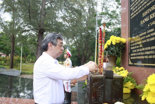 Phó bí thư Thành ủy Thành phố Hồ Chí Minh viếng nghĩa trang Hàng Dương