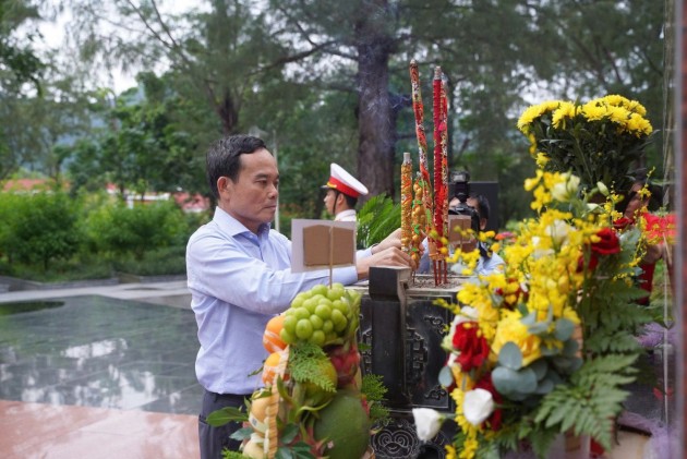 Bí thư Thành ủy Thành Phố Hồ Chí Minh Trần Lưu Quang viếng các Anh hùng liệt sĩ tại Côn Đảo