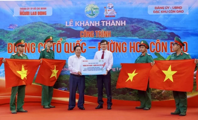 Đưa công trình "Đường cờ Tổ quốc - Đường hoa Côn Đảo" vào tuyến tham quan di tích lịch sử- văn hóa- tâm linh tại Côn Đảo