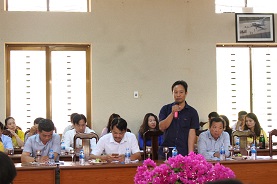 Leaders of Con Dao district meet early spring enterprises