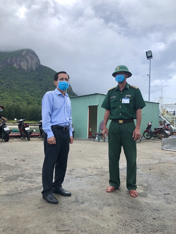 Bí thư Huyện ủy Côn Đảo thăm, tặng quà lực lượng làm nhiệm vụ tại các chốt kiểm soát dịch bệnh COVID-19