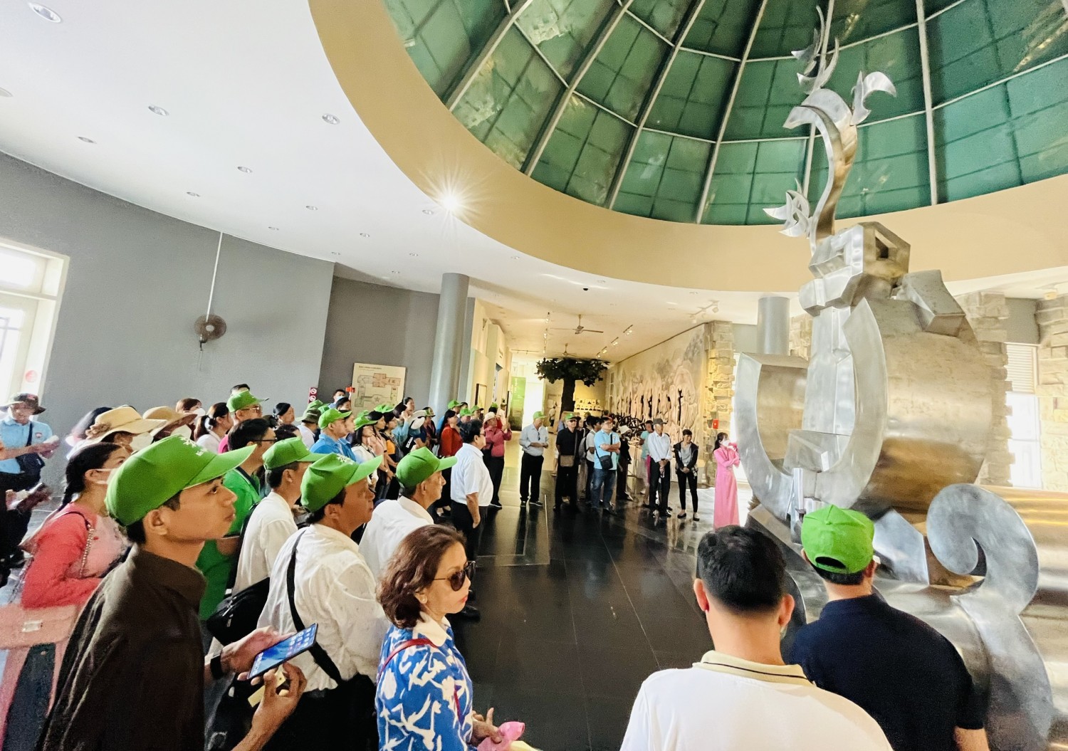 Cán bộ mặt trận TP Hồ Chí Minh về nguồn Côn Đảo ôn lại truyền thống lịch sử