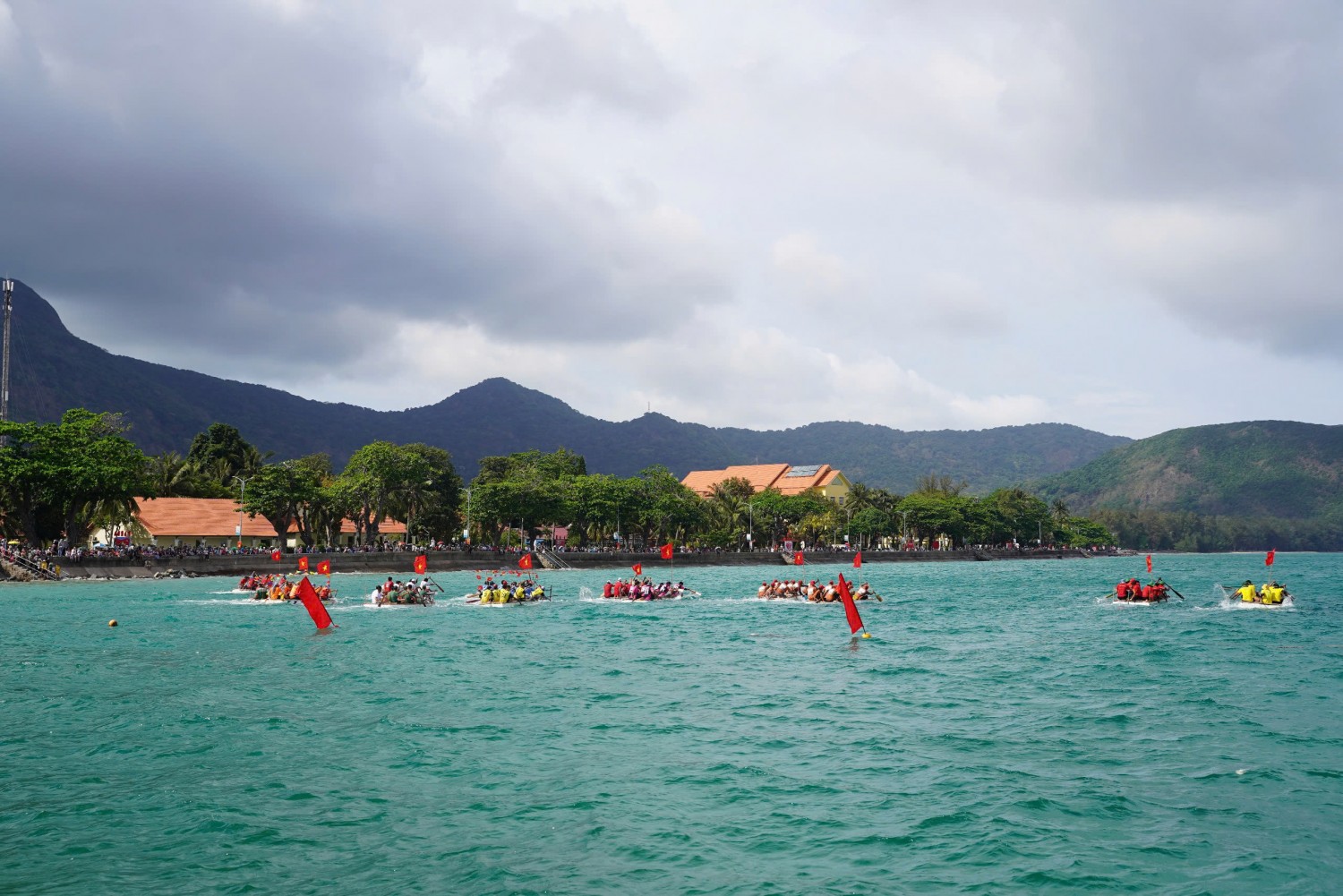 Thousands of locals and tourists join the Traditional Raft Race Festival in Con Dao