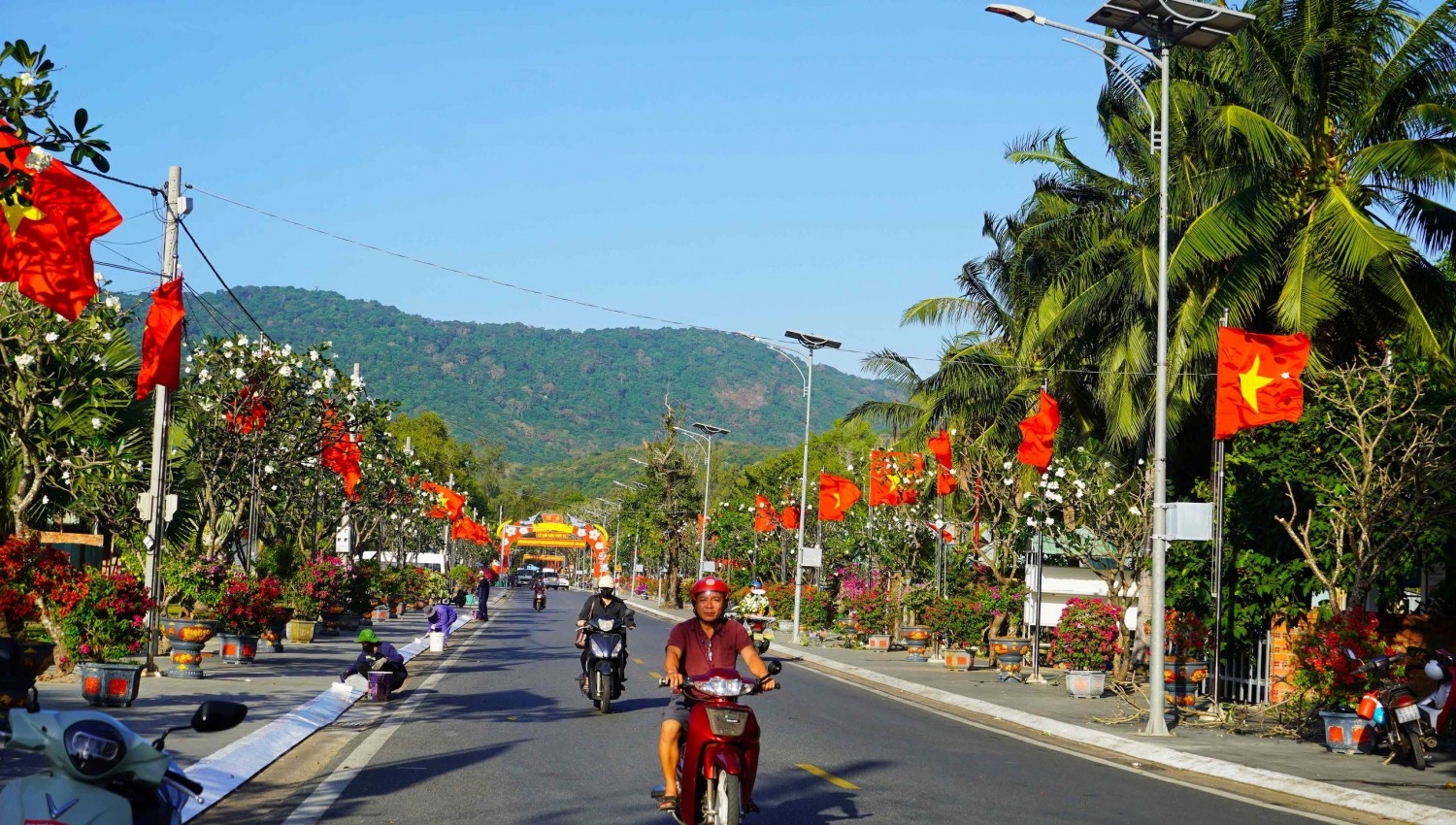 Có một tuyến đường rợp cờ Tổ quốc tại Côn Đảo