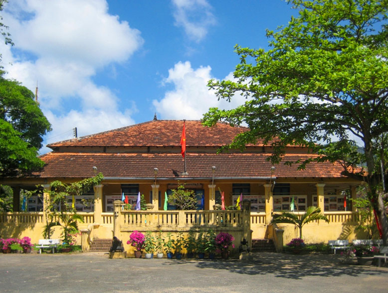 02 Nha Chua Dao